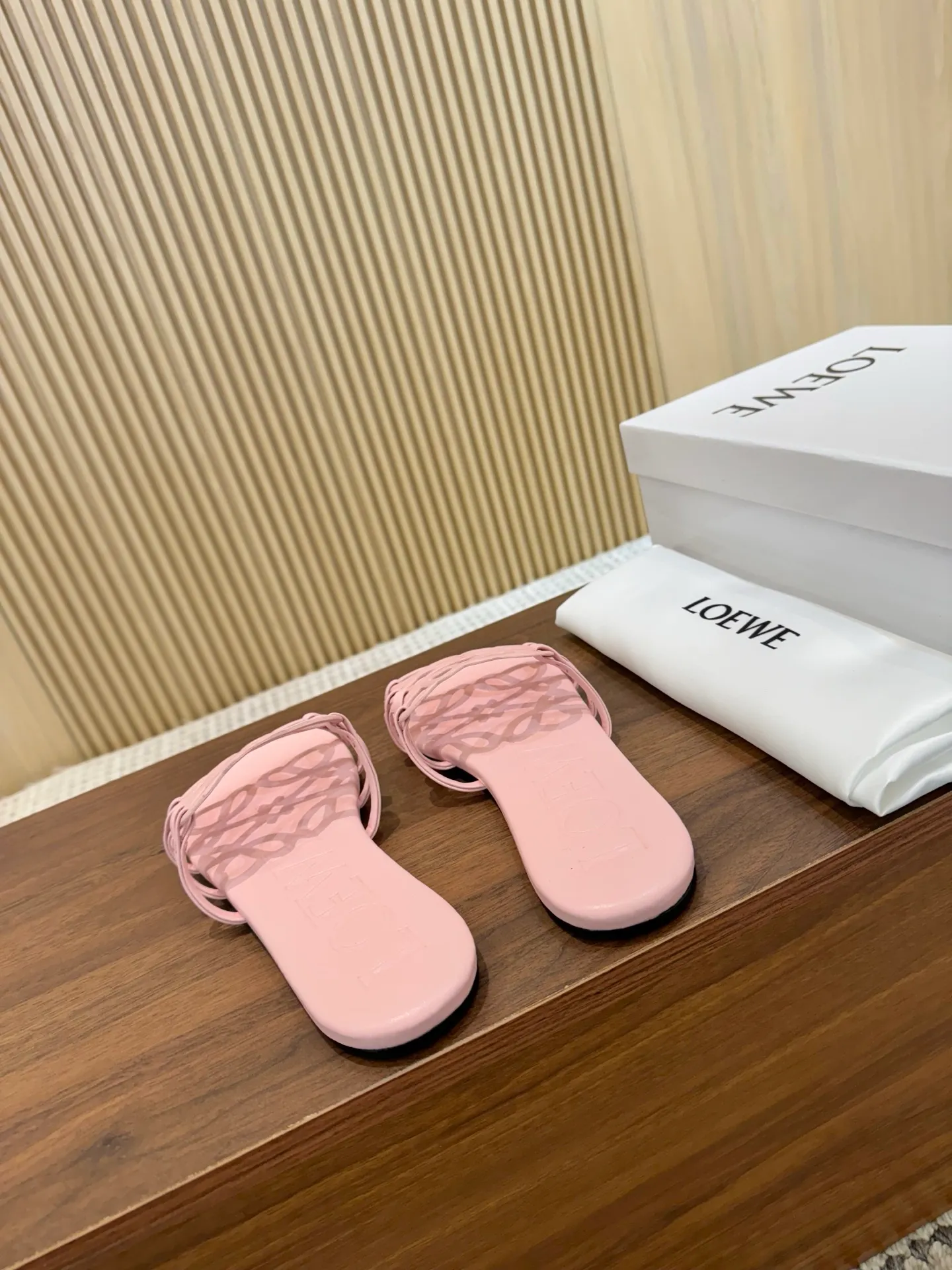 👟👟Ex-factory price 400👟👟 The latest 2025 LOEWE, summer limited edition hollow slippers, they are so beautiful on your feet! ! ! Highly recommended, a super lazy drag, the same style worn by celebrity bloggers! Fabric: Imported sheepskin (black, white, apricot, red, pink, five colors) Lining: Imported sheepskin Outsole: Genuine leather injection dyed bottom Number: 35-42
